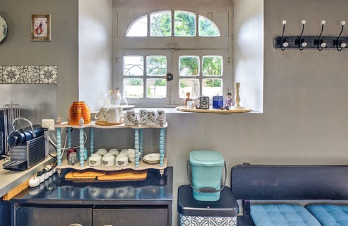 Sainte-Sabine-Born House | Holiday Home 'Le Magicogîte - Harry Potter' with Shared Pool, Wi-Fi and Air Conditioning