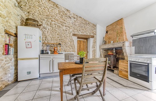 Saint-Germain-dEsteuil House | Holiday Home 'D'Amélie' with Shared Terrace, Shared Garden and Wi-Fi
