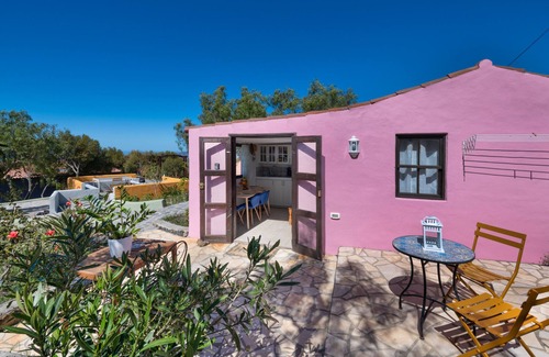 Los Llanos de Aridane Apartment | Holiday Home 'Las Perseidas' with Mountain View, Wi-Fi and Air Conditioning