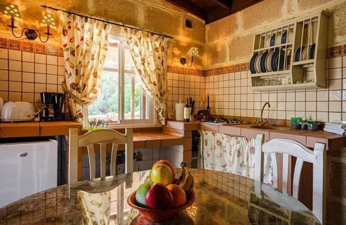 Las Cuevecitas House | Holiday home in Malpais de Candelaria with a garden