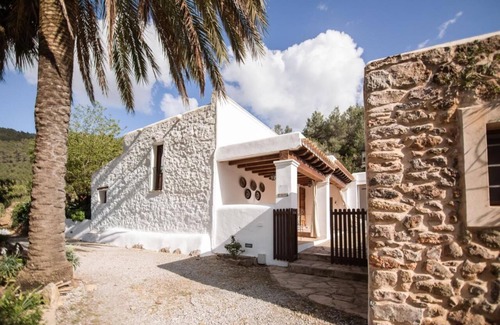 Sant Joan de Labritja House | Holiday Home 'Can Rotes' with Mountain View, Wi-Fi and Air Conditioning