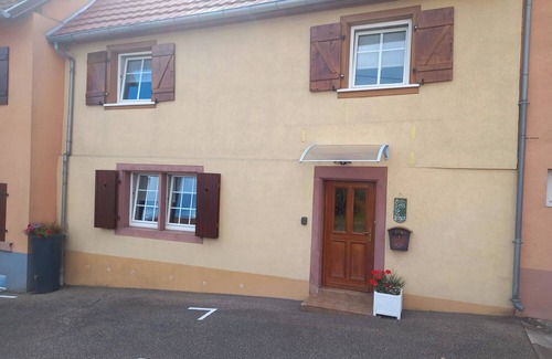 Dossenheim-sur-Zinsel House | Holiday Home "Chez Jeanne, Charming House" with Private Garden and Wi-Fi
