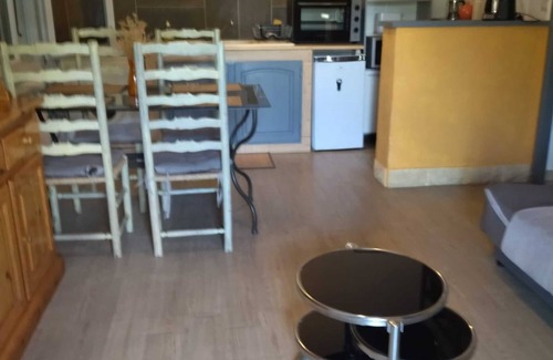 La Robine-sur-Galabre House | Holiday Home 'Les Iris' with Mountain View, Private Terrace and Wi-Fi