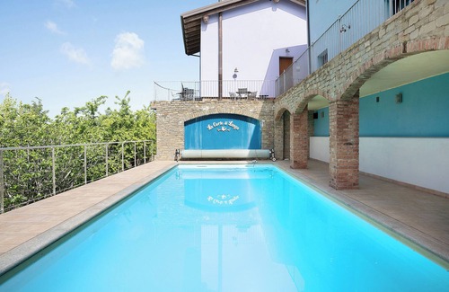 Cerretto Langhe Apartment | Holiday Home 'La Corte di Langa Alloggio Ambra' with Mountain View, Pool & Wi-Fi