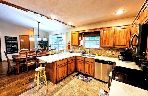 Holiday Island House | Holiday Haven On The Island! nSleeps 12! Fire pit! 6-Seater Golf Cart option!
