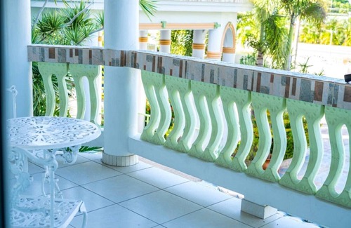 Runaway Bay House | Holiday Haven Resort & Banquet Hall-Tpl/1Qn & 1Dbl