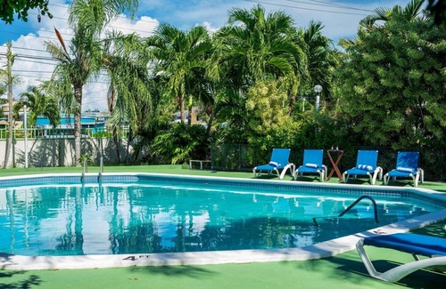 Runaway Bay House | Holiday Haven Resort & Banquet Hall-Tpl/1Qn & 1Dbl