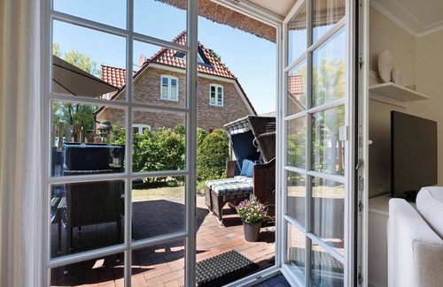 St. Peter-Ording House | Holiday Home 'Huus Alex' with Private Terrace, Private Garden and Wi-Fi