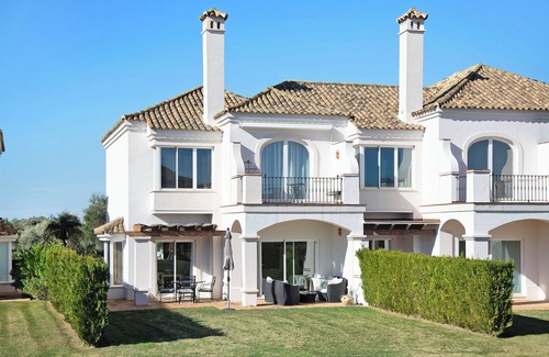 Arcos de la Frontera House | Holiday Home "Arcos golf Adosado 2 dormitorios" with Mountain View, Shared Pool & Wi-Fi