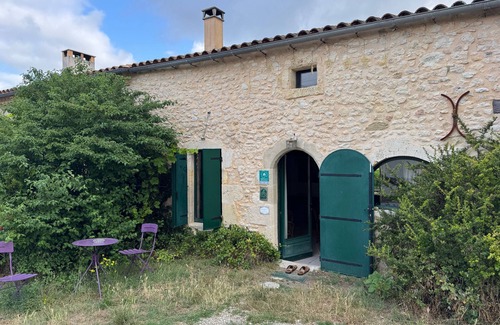 Saint-Genes-de-Blaye House | Holiday Home 'Chai Crann Piorra' with Private Terrace, Shared Garden and Wi-Fi