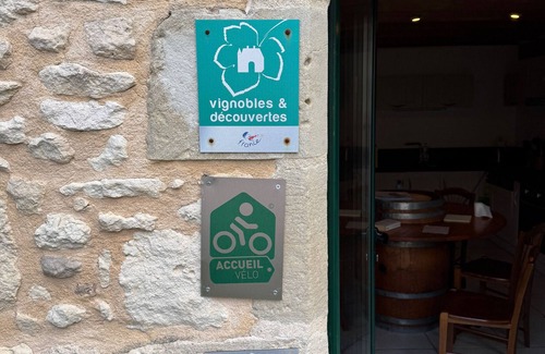 Saint-Genes-de-Blaye House | Holiday Home 'Chai Crann Piorra' with Private Terrace, Shared Garden and Wi-Fi
