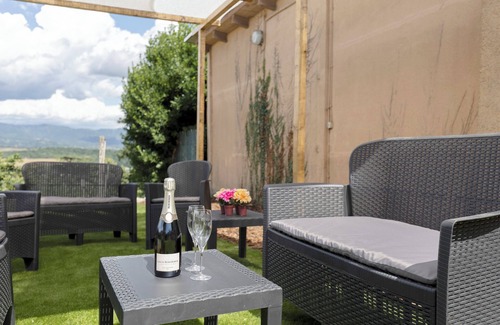 Barberino di Mugello House | Holiday Home 'Iris' with Shared Garden, Wi-Fi and Air Conditioning