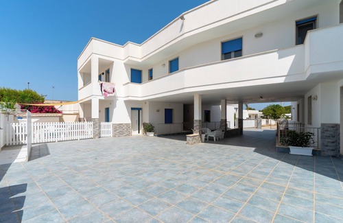 Marina di Mancaversa House | Holiday Home 'La Perla - Zaffiro' with Balcony and Air Conditioning