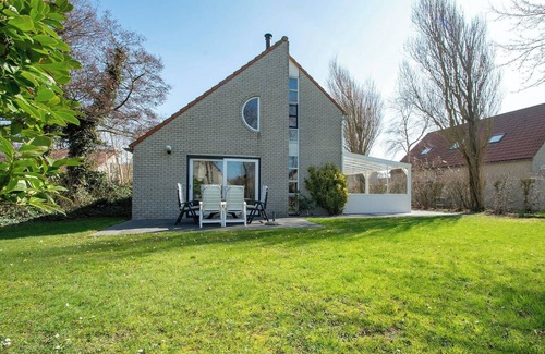 Julianadorp aan zee Villa | Holiday Home by Beach in Ooghduyne