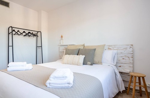 Caldes de Malavella House | Holiday Home 'El Roble' with Mountain View, Private Pool and Wi-Fi
