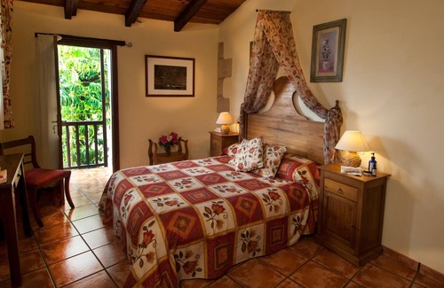 El Rincon House | Holiday Home Hibiscus Cottage with Balcony, Shared Pool and Wi-Fi