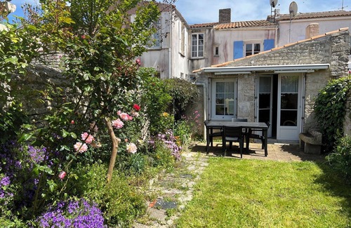 Le Chateau-d'Oleron House | Holiday Home 'Maison Au Cœur Du Château D'Oléron' with Private Terrace and Wi-Fi