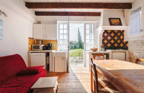 Le Chateau-d'Oleron House | Holiday Home 'Maison Cosy Dans Un Domaine' with Shared Garden