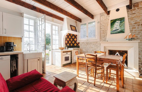 Le Chateau-d'Oleron House | Holiday Home 'Maison Cosy Dans Un Domaine' with Shared Garden
