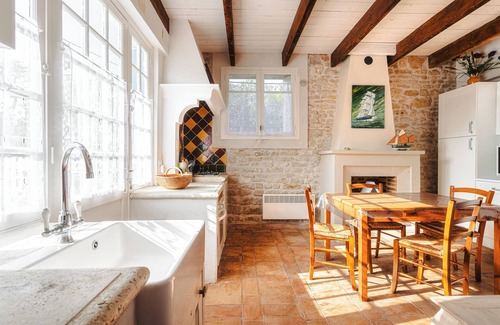 Le Chateau-d'Oleron House | Holiday Home 'Maison Cosy Dans Un Domaine' with Shared Garden
