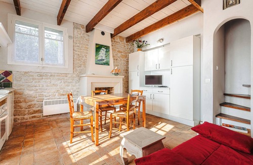 Le Chateau-d'Oleron House | Holiday Home 'Maison Cosy Dans Un Domaine' with Shared Garden