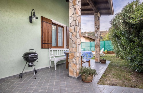 Pieve House | Holiday Home 'Casa Damiano' with Lake View, Private Garden and Wi-Fi