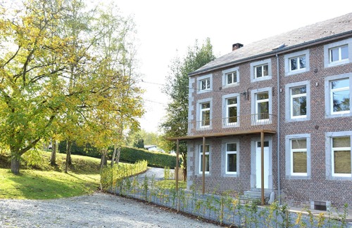 Amonines House | Holiday Home Érezée near River and Forest