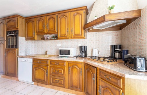 Penmarch House | Holiday Home 800 m From the Beach with Private Terrace and Private Garden