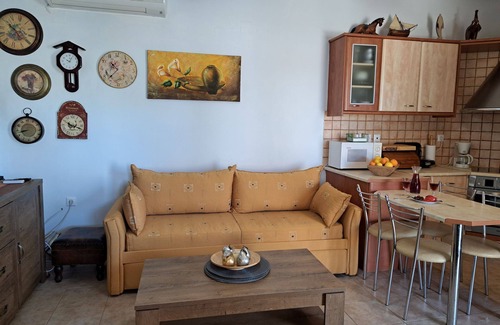 Kokinos Pirgos House | Holiday home a few steps from the beach with private secluded garden
