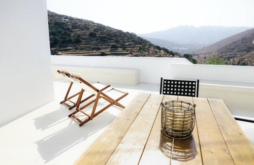 Tinos House | Holiday Home 'Agapi Home' with Private Terrace, Wi-Fi and Air Conditioning