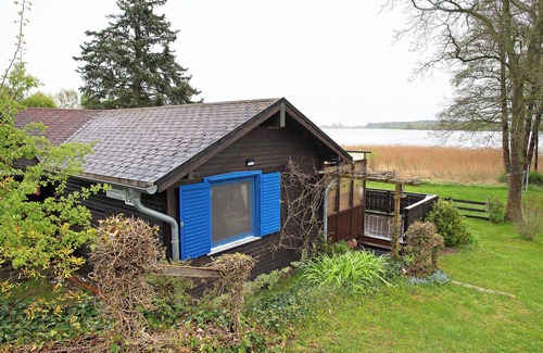 Muritz House | Holiday Home 'Am Seeufer' with Lake View, Private Terrace and Private Garden