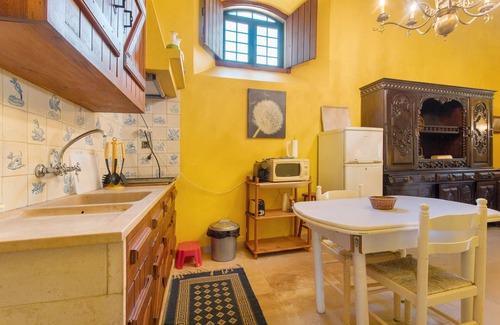 Alenquer House | Holiday Home 'Amarela' with Mountain View, Shared Pool and Wi-Fi