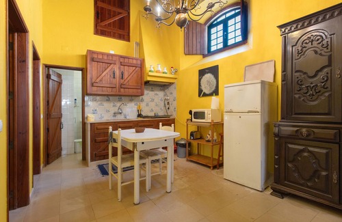 Alenquer House | Holiday Home 'Amarela' with Mountain View, Shared Pool and Wi-Fi