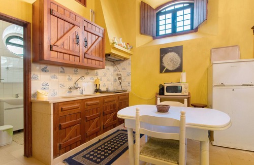 Alenquer House | Holiday Home 'Amarela' with Mountain View, Shared Pool and Wi-Fi