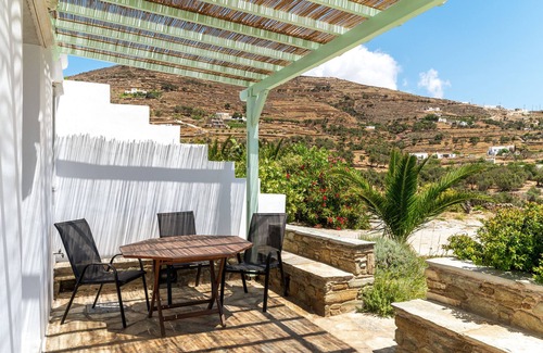 Agios Ioannis House | Holiday Home 'Anemologio 101 Tinos' with Sea View, Wi-Fi and Air Conditioning