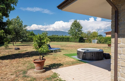 Capannori House | Holiday Home 'Angela' with Private Garden, Wi-Fi and Air Conditioning