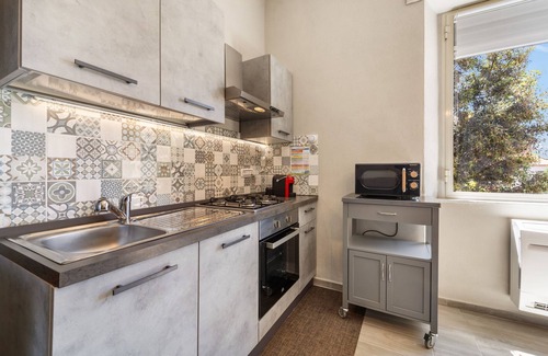 Carbonia House | Holiday Home 'Appartamento Elegante Carbonia' with Balcony, Wi-Fi and Air Conditioning
