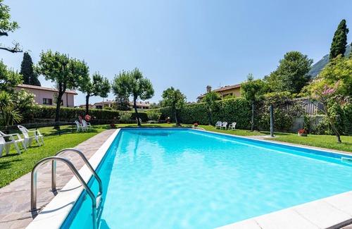 Bogliaco Apartment | Holiday Home 'Appartamento 303' with Shared Pool and Shared Garden