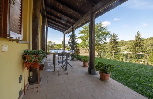 Elmo House | Holiday Home 'Appartamento Girasole' with Shared Pool, Private Terrace and Wi-Fi