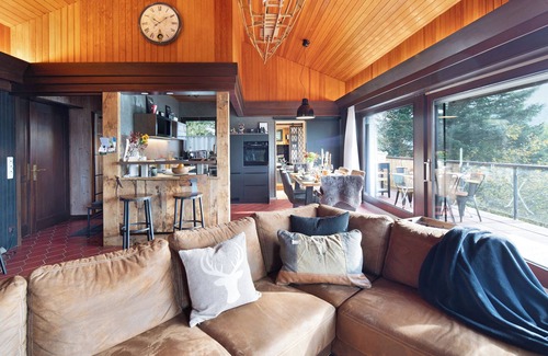 Waldeck House | Holiday Home 'Auszeyt Für Vier' with Private Terrace, Private Garden and Wi-Fi