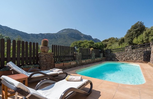 Dorgali House | Holiday Home 'Bados' with Mountain View, Pool and Air Conditioning