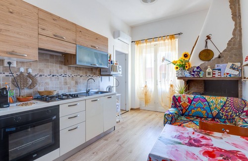 Oristano Historic Centre House | Holiday Home 'Bella Vista' with Balcony, Wi-Fi and Air Conditioning