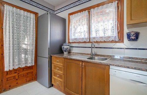 Los Arenales del Sol House | Holiday Home 'Casa Pista' with Shared Pool, Wi-Fi and Air Conditioning