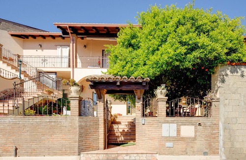 Fluminimaggiore House | Holiday Home 'Casa Rosa' with Mountain View, Wi-Fi and Air Conditioning
