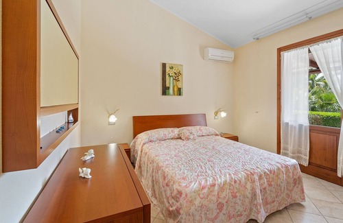 Sant'Anna Arresi House | Holiday Home 'Casa Camilla' with Private Terrace, Private Garden and Air Conditioning