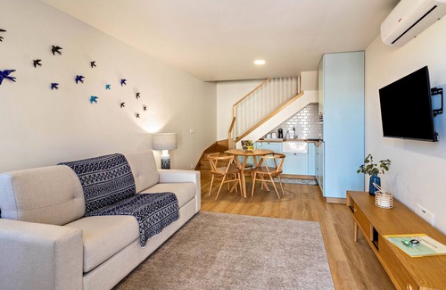 Camara de Lobos House | Holiday Home "Casa das Andorinhas" with Private Terrace & Wi-Fi