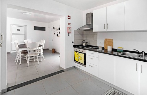 Porto Judeu House | Holiday Home 'Caminho Da Esperança' with Private Garden and Wi-Fi