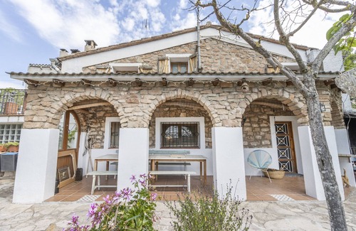 Copons House | Holiday Home 'Can Favo' with Mountain View, Private Pool and Air Conditioning