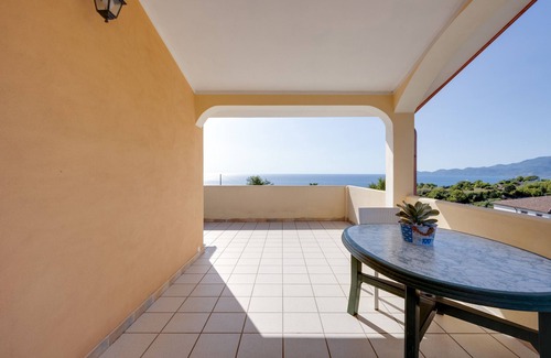 Magomadas House | Holiday Home 'Carezza Di Sole' with Sea View, Private Terrace and Wi-Fi