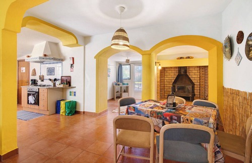 Loule House | Holiday Home 'Casa 1' with Shared Pool and Wi-Fi